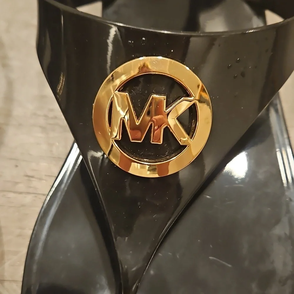 💕MICHAEL BY MICHAEL KORS💕 Glossy Black Thong Sandals with Gold Logo 10 NWOT